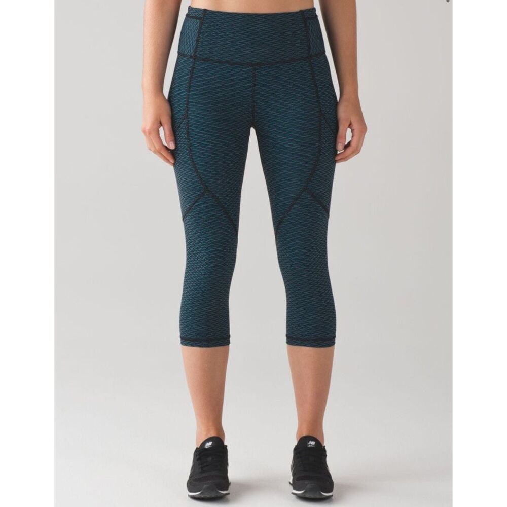 Lululemon outrun 17" Crop Score Jacquard Black Indian Ocean Leggings Size 8 - Picture 8 of 16